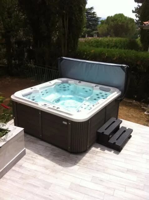 Installation d'un spa Delphina Royal dans la Drôme, sur une terrasse carrelée, marchepied