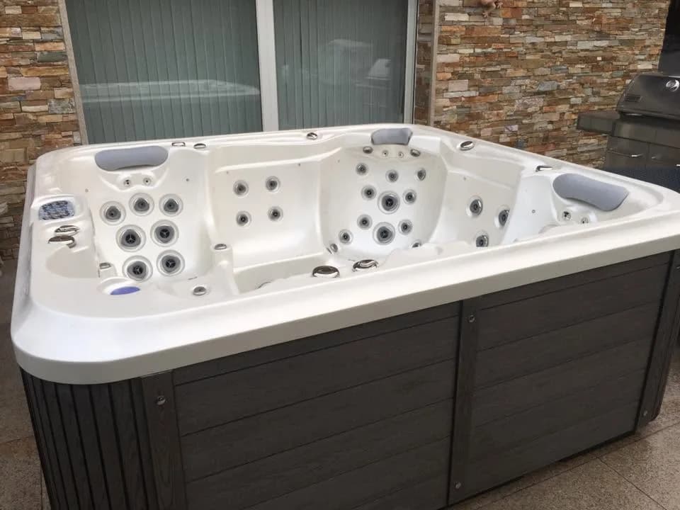 Installation d'un spa Delphina Royal, autre vue du chantier