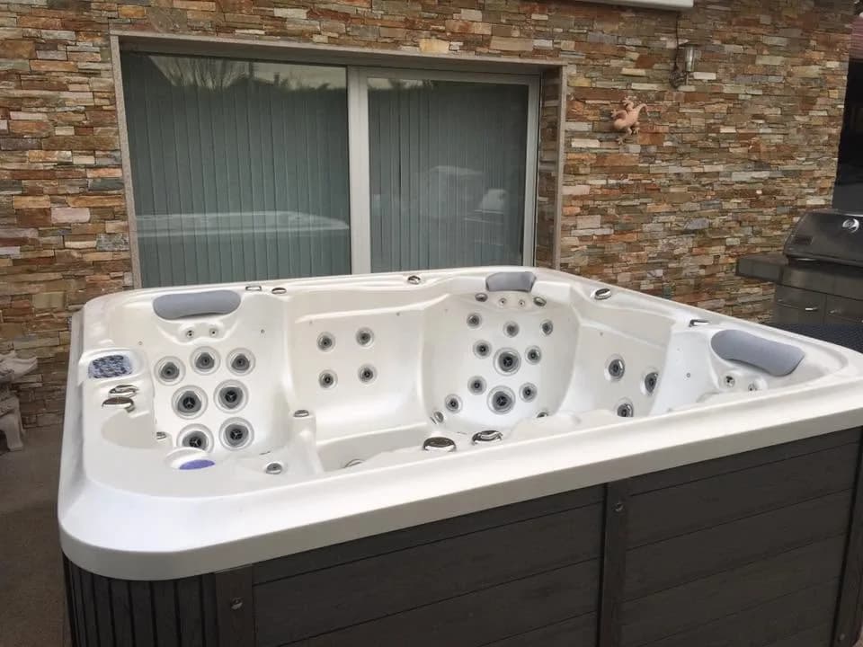 Installation d'un spa Delphina Royal, autre vue du chantier