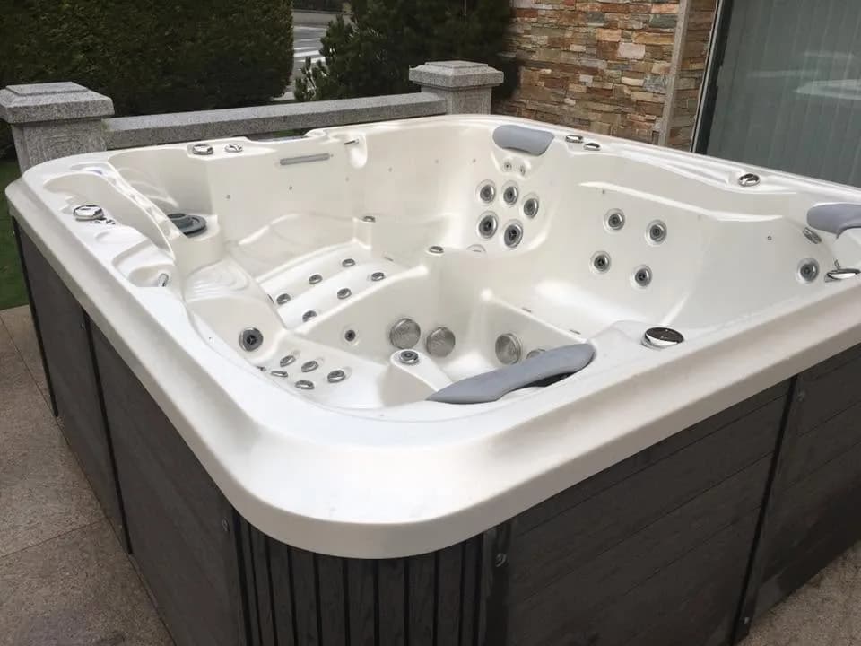 Installation d'un spa Delphina Royal, autre vue du chantier