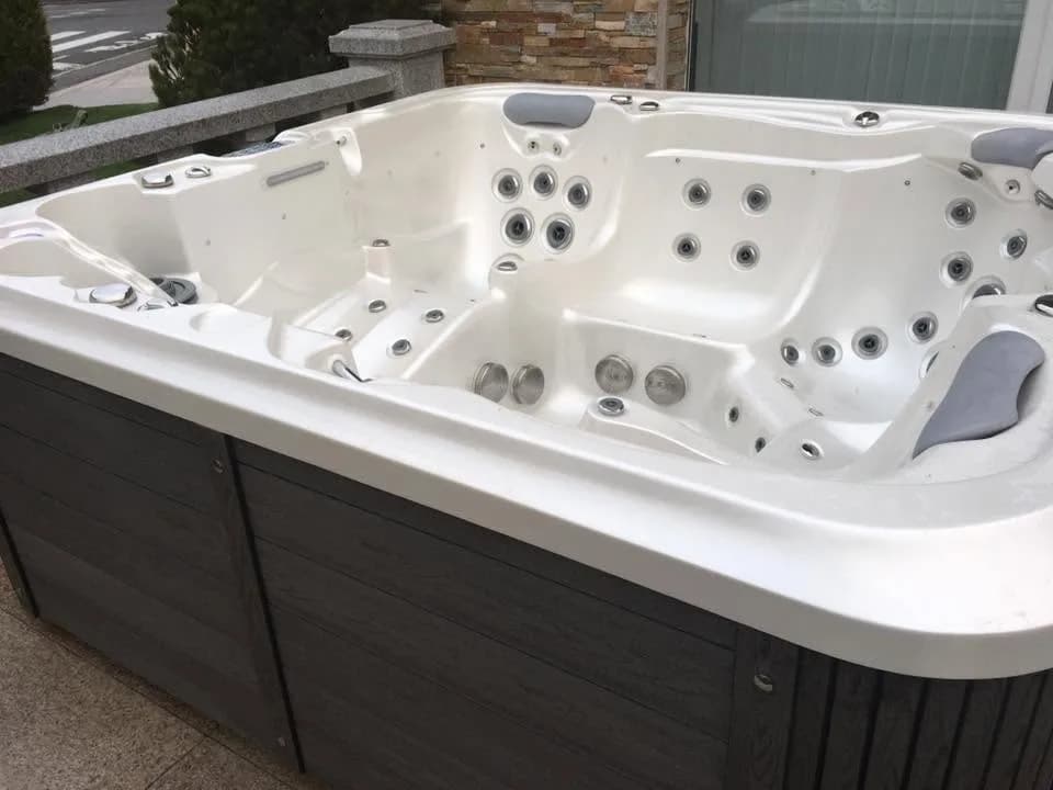 Installation d'un spa Delphina Royal, autre vue du chantier