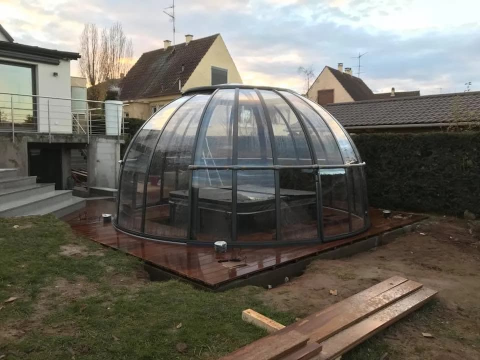 Installation d'un spa Delphina, sous un dôme Alukov, sur une terrasse en bois