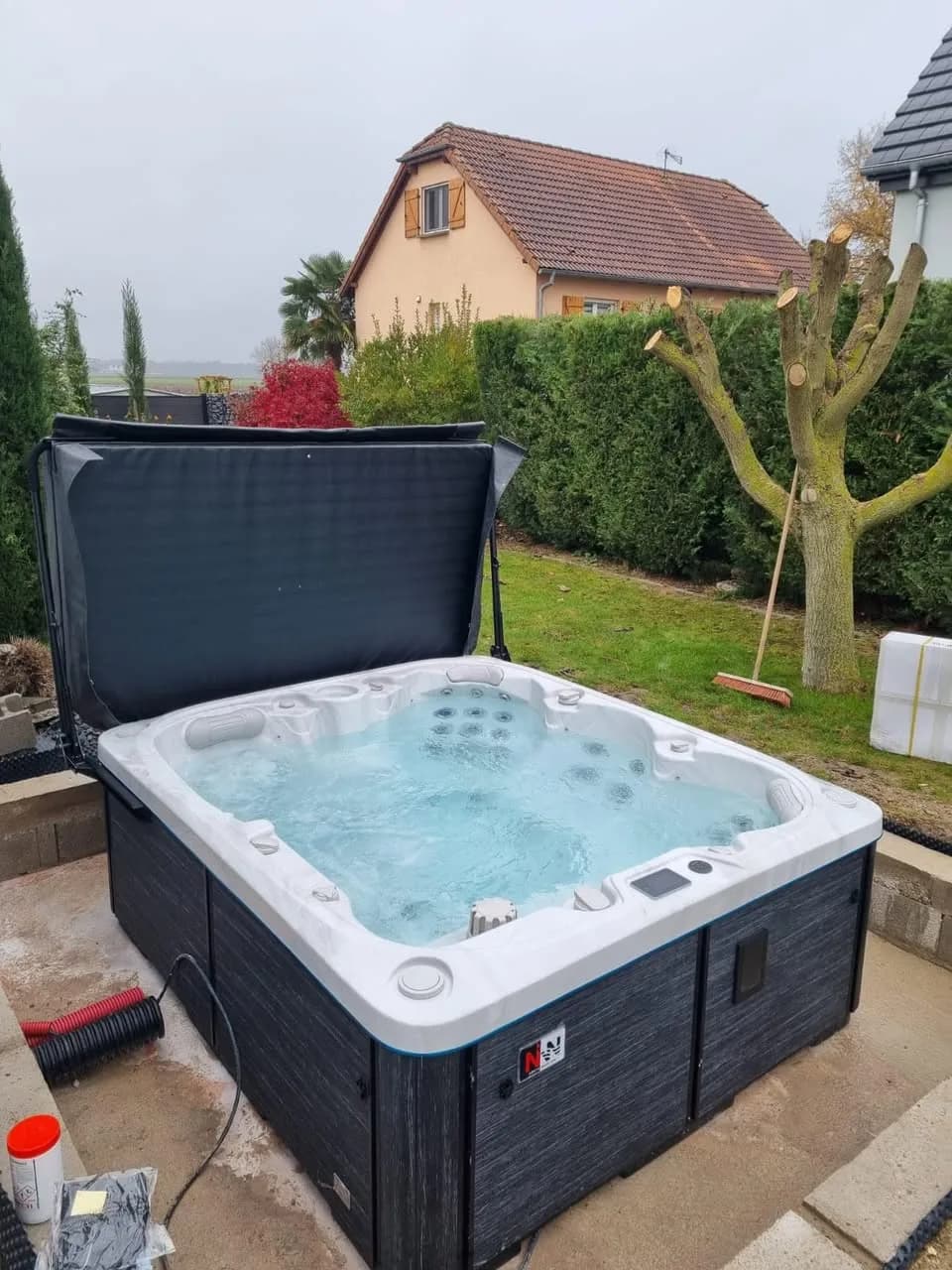 Installation d'un spa Drøbak à Bischwihr, sur une dalle dans le jardin
