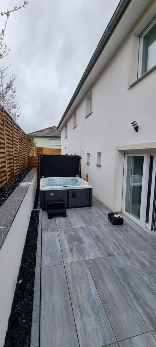 Installation d'un spa Drøbak Full option à Flaxlanden, autre vue du chantier