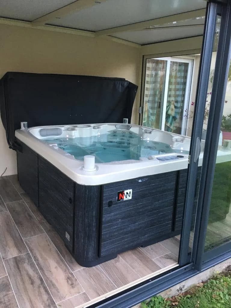 Installation d'un spa Drøbak Full option à Fouesnant, sous une véranda vitrée