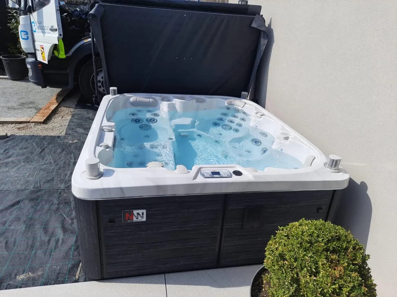 Installation d'un spa Drøbak Full option à Jebsheim, sur une dalle, lève-couverture