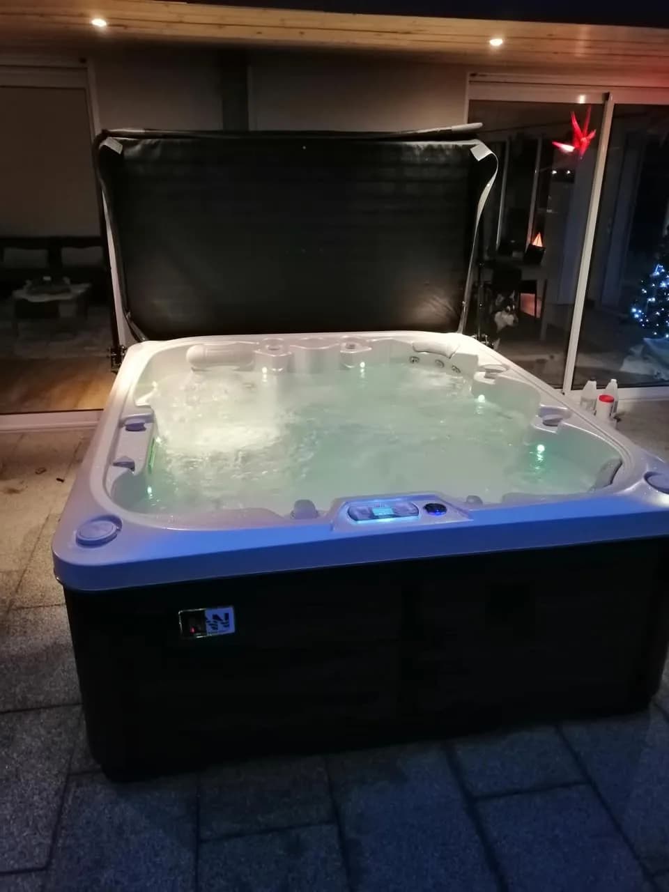 Installation d'un spa Drøbak à Tagolsheim, sous une terrasse couverte, marchepied