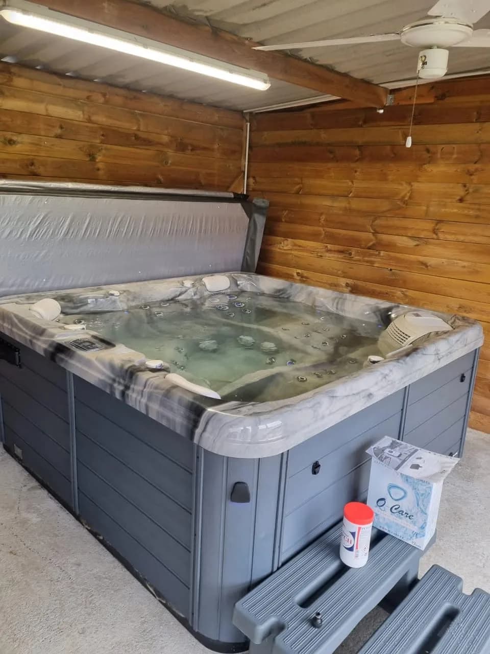 Installation d'un spa Ecoline 670 à Didenheim, sous un abri en bois, cuve Odyssey