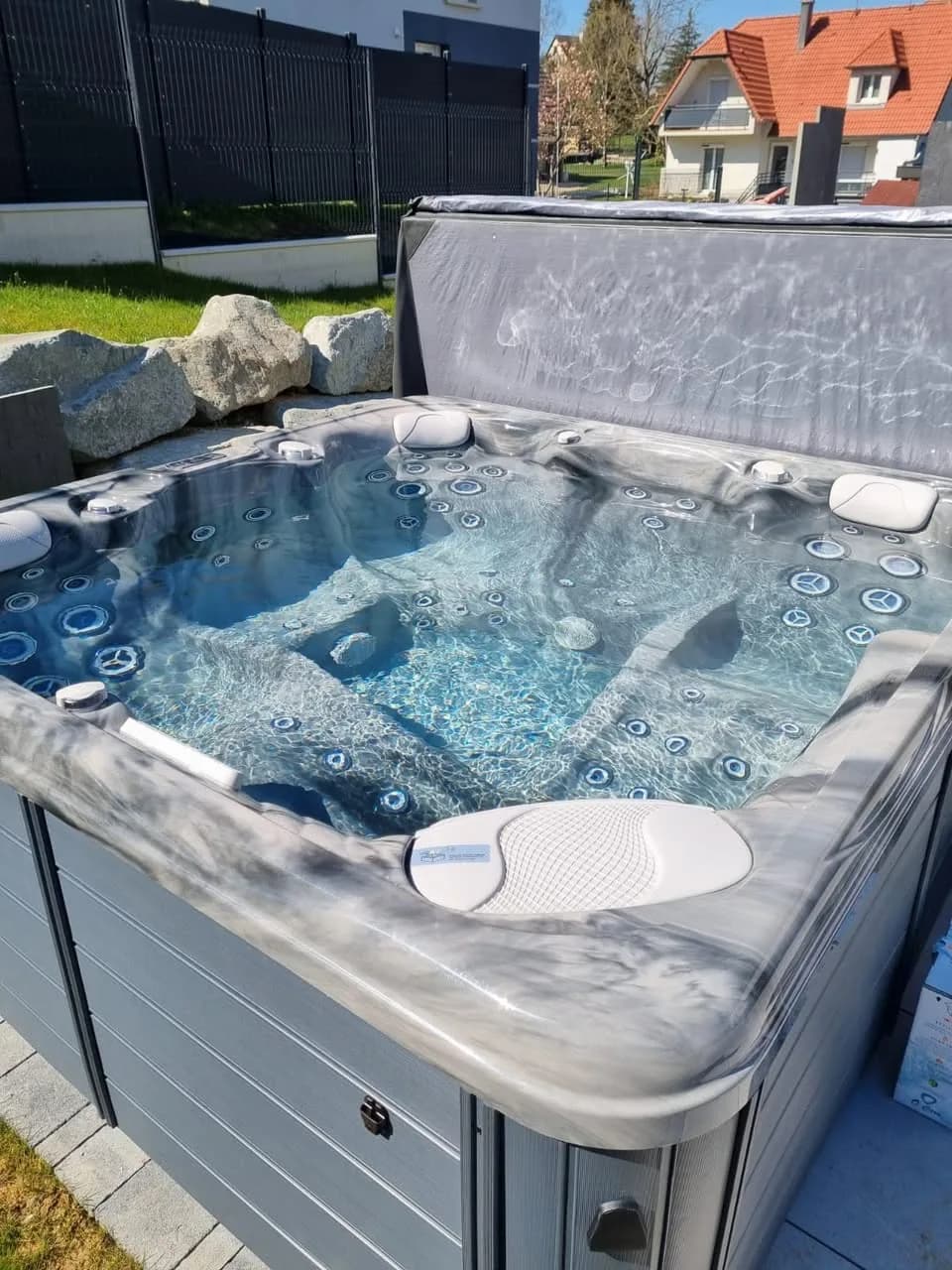 Installation d'un spa Ecoline 670 à Friesen, sur une pelouse, cuve Odyssey