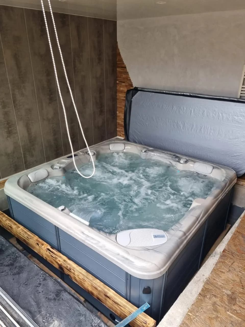 Installation d'un spa Ecoline 670 à Wittelsheim, sous abri, cuve Odyssey