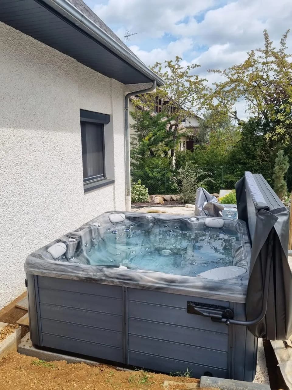 Installation d'un spa Ecoline 680 à Fontaine-lès-Dijon, contre la maison, cuve Odyssey