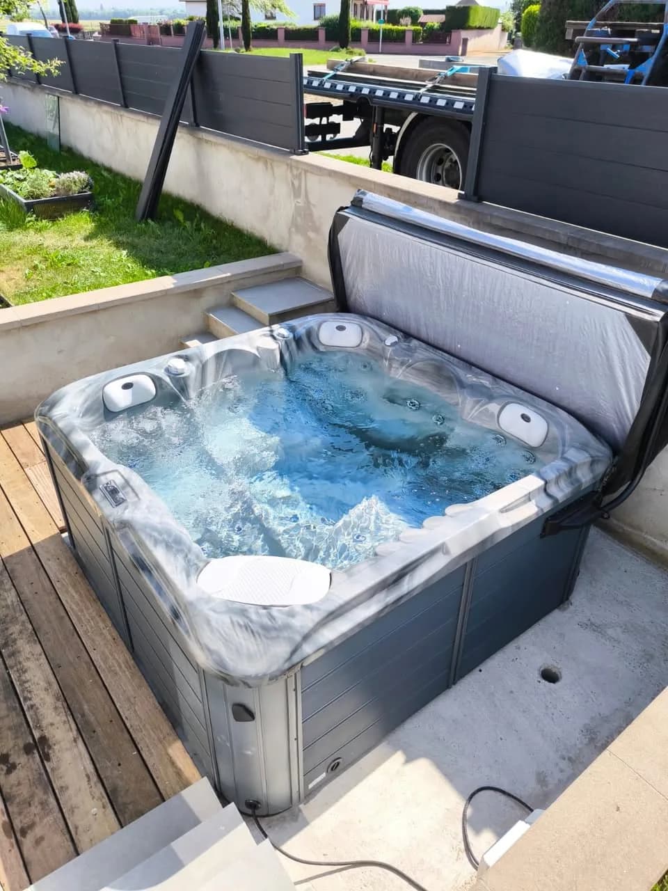 Installation d'un spa Ecoline 810 à Dessenheim, intégré dans une terrasse en bois