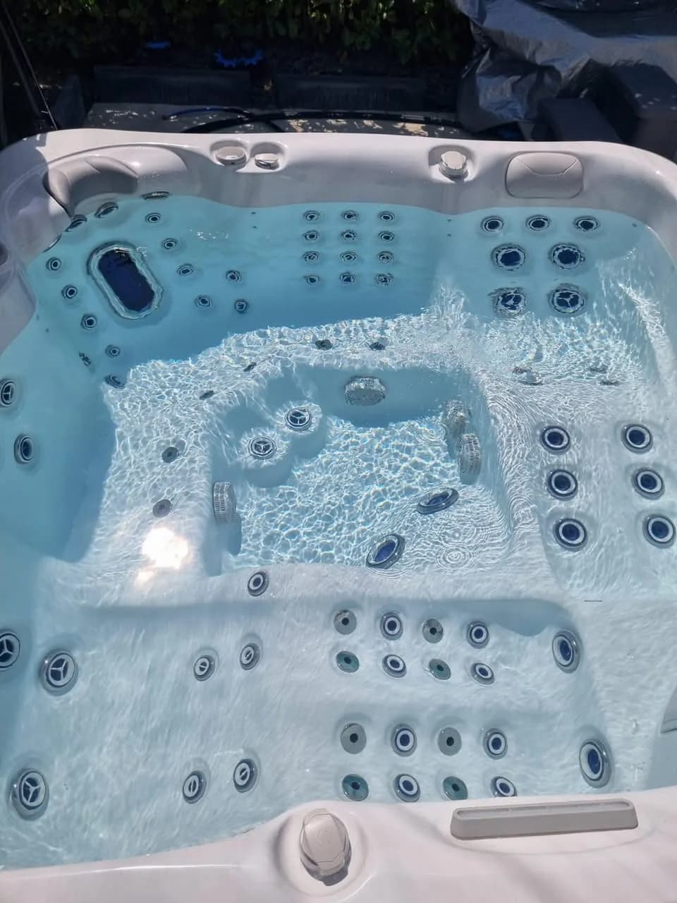 Installation d'un spa Epsilon à Plobsheim, vue de la cuve et des jets
