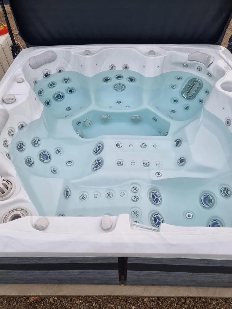 Installation d'un spa Hølen à Augny, cuve blanche mise en eau