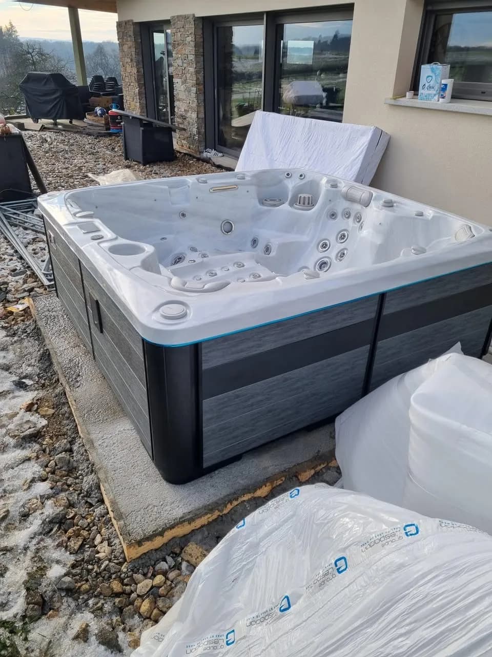 Installation d'un spa Hølen à Bretten, sur une dalle près de la maison
