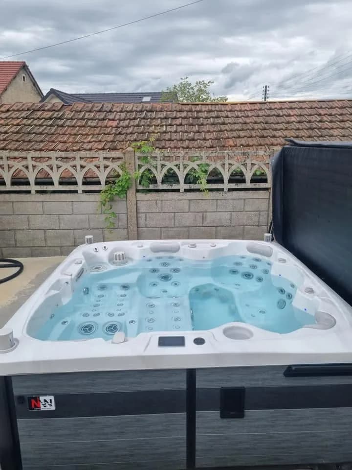 Installation d'un spa Hølen à Dampierre-sur-le-Doubs, autre vue du chantier