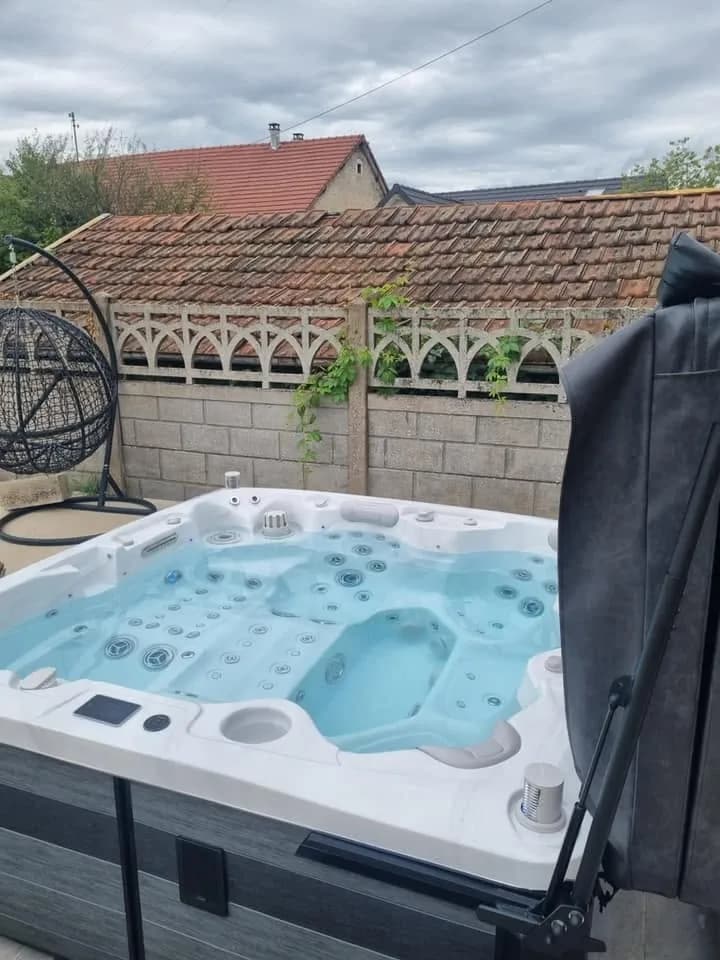 Installation d'un spa Hølen à Dampierre-sur-le-Doubs, autre vue du chantier