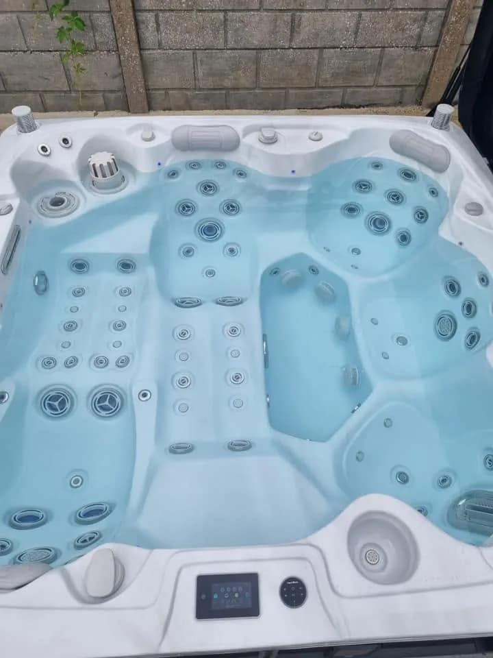 Installation d'un spa Hølen à Dampierre-sur-le-Doubs, autre vue du chantier