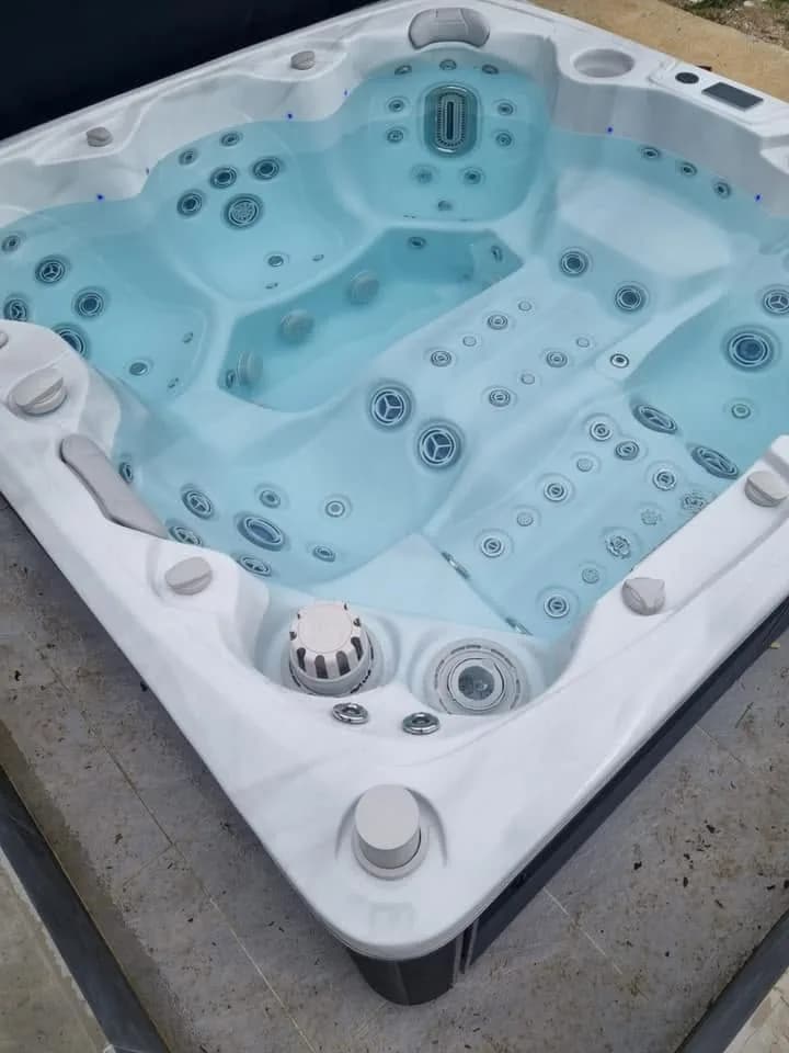 Installation d'un spa Hølen à Dampierre-sur-le-Doubs, autre vue du chantier