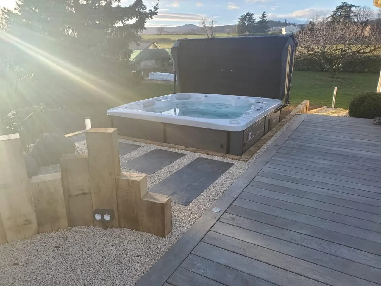 Installation d'un spa Hølen dans la Loire, autre vue du chantier