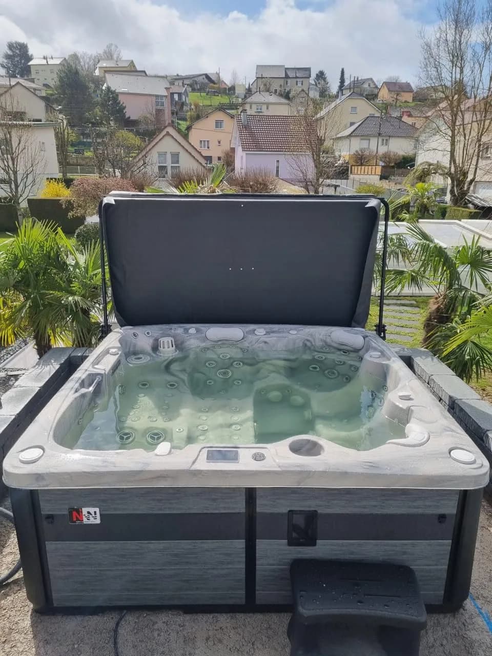 Installation d'un spa Hølen à Étupes, sur une terrasse avec vue, cuve Odyssey
