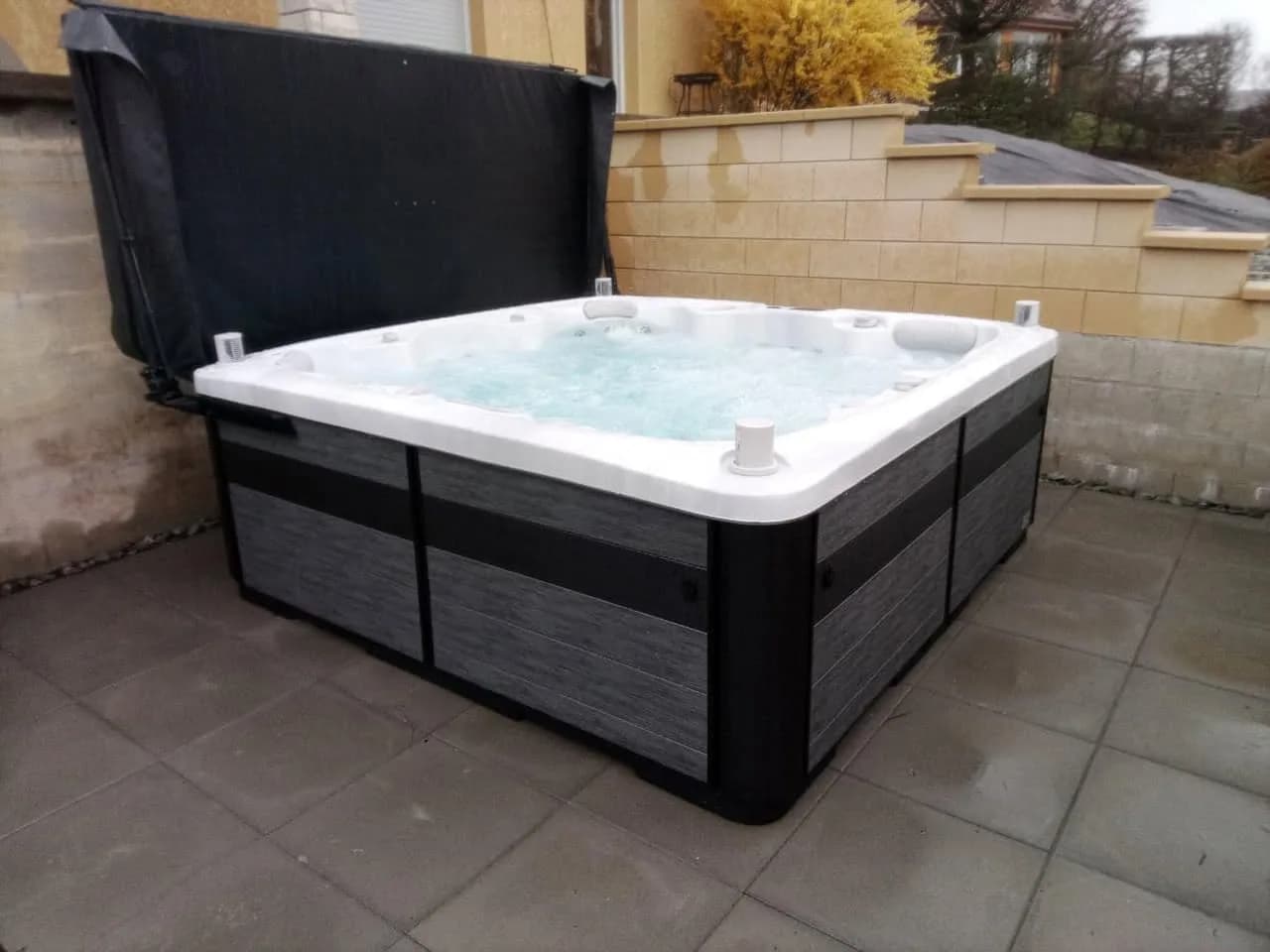 Installation d'un spa Hølen Full option à Abbévillers, autre vue du chantier