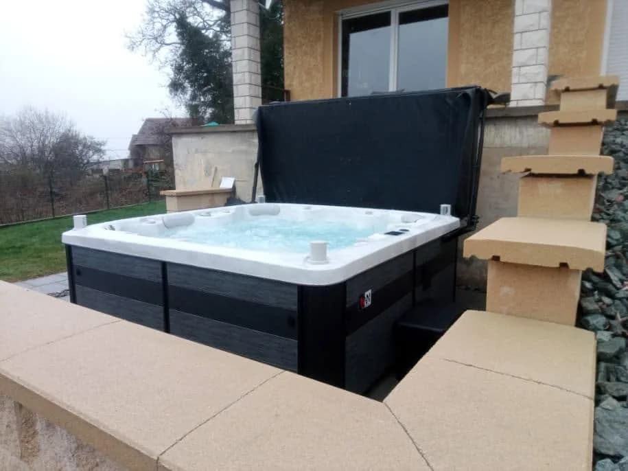 Installation d'un spa Hølen Full option à Abbévillers, autre vue du chantier