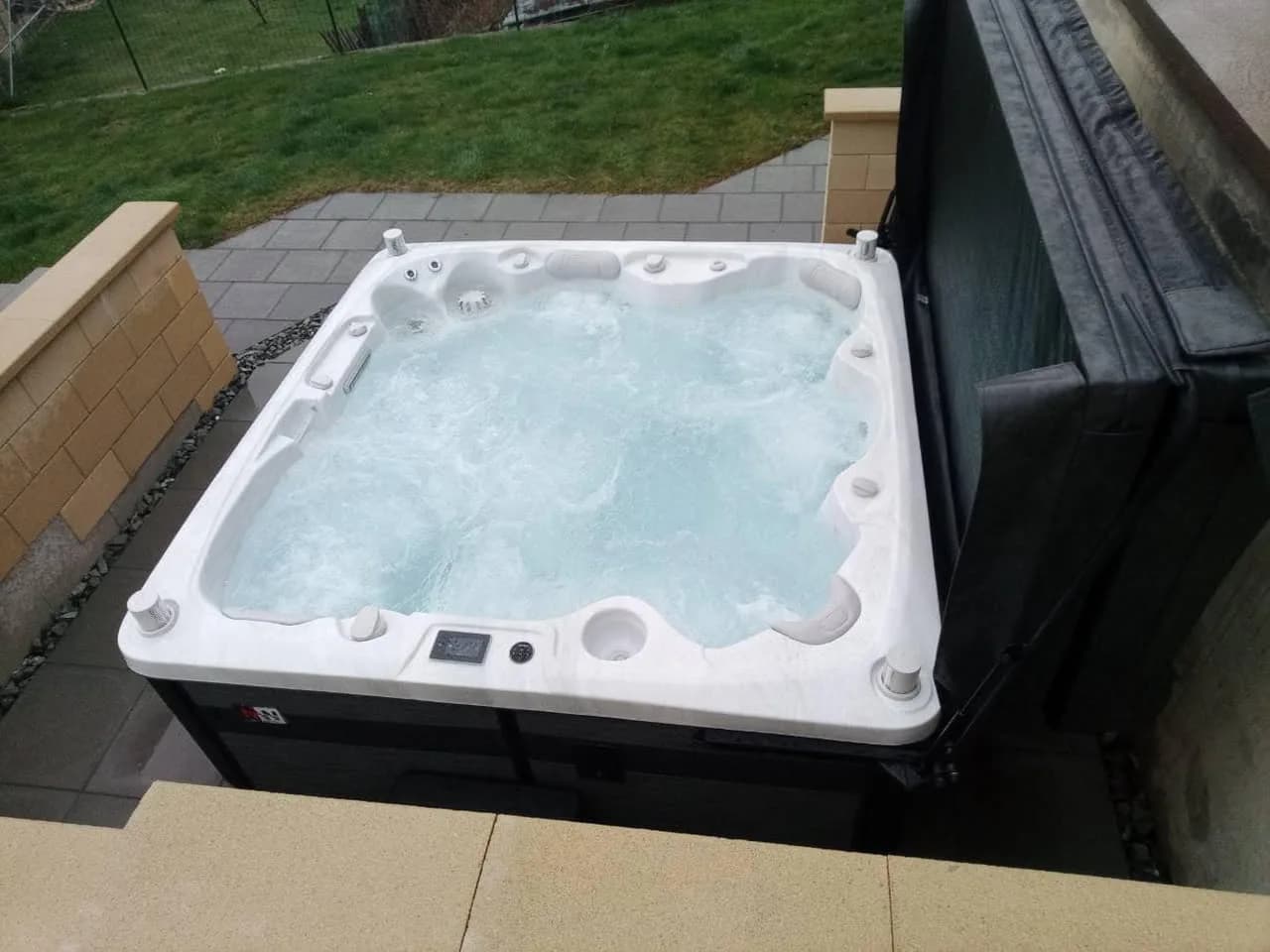 Installation d'un spa Hølen Full option à Abbévillers, autre vue du chantier