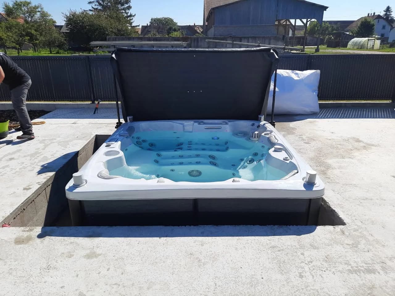 Installation d'un spa Hølen Full option à Durrenentzen, autre vue du chantier