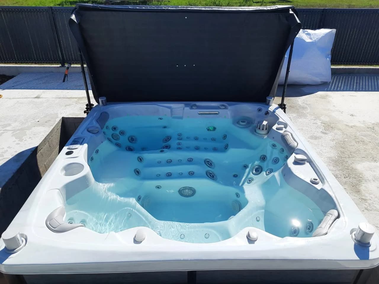 Installation d'un spa Hølen Full option à Durrenentzen, autre vue du chantier