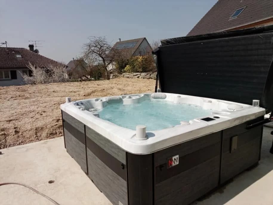 Installation d'un spa Hølen Full option à Froeningen, sur une dalle, jardin en aménagement
