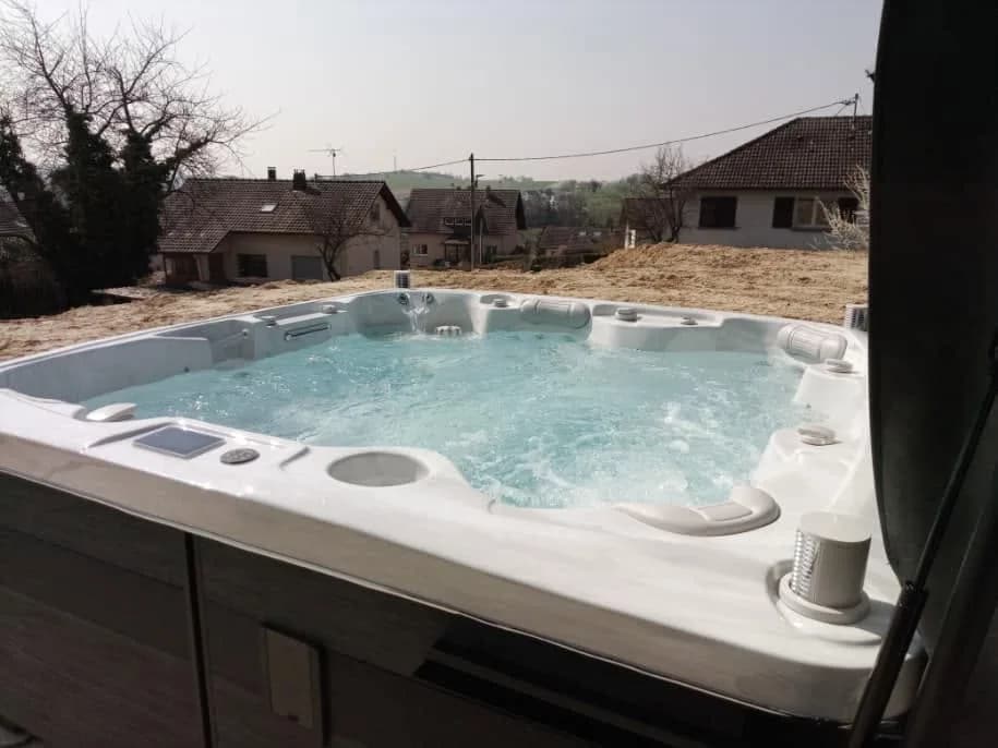 Installation d'un spa Hølen Full option à Froeningen, autre vue du chantier