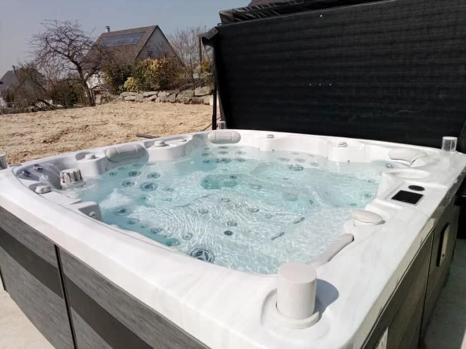 Installation d'un spa Hølen Full option à Froeningen, autre vue du chantier