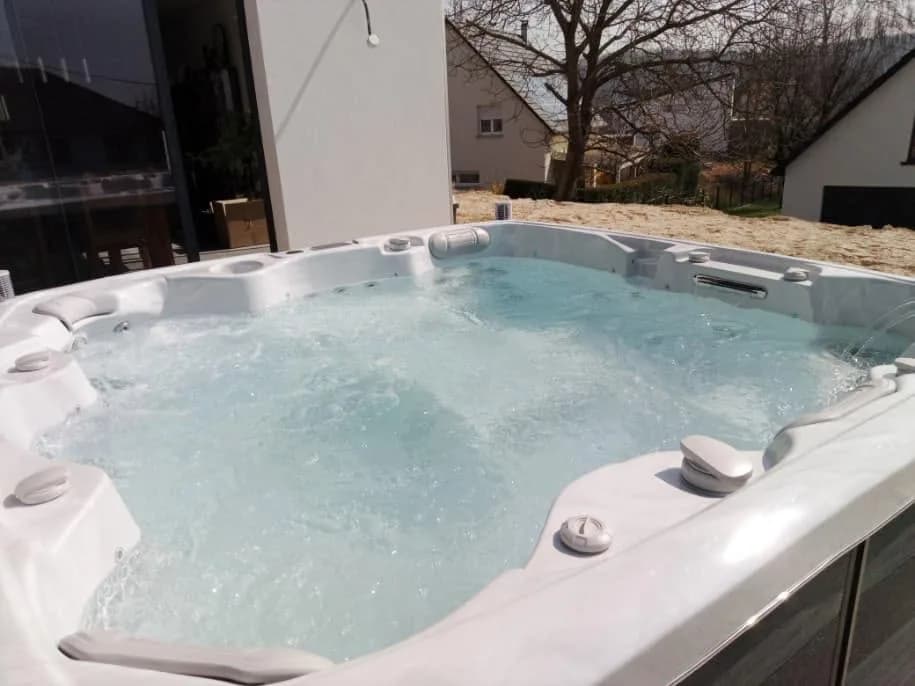 Installation d'un spa Hølen Full option à Froeningen, autre vue du chantier