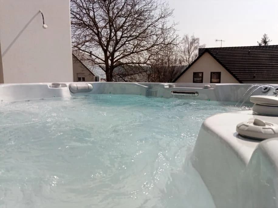 Installation d'un spa Hølen Full option à Froeningen, autre vue du chantier