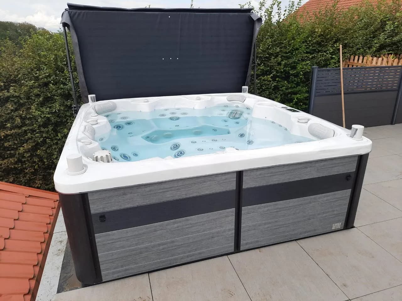 Installation d'un spa Hølen Full option à Hartzviller, autre vue du chantier
