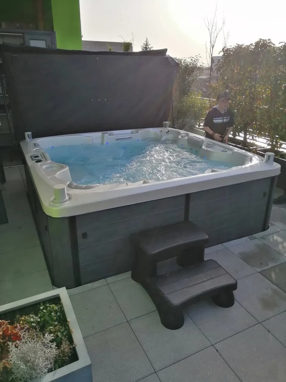 Installation d'un spa Hølen Full option à Huningue, sur une terrasse au quatrième étage, marchepied