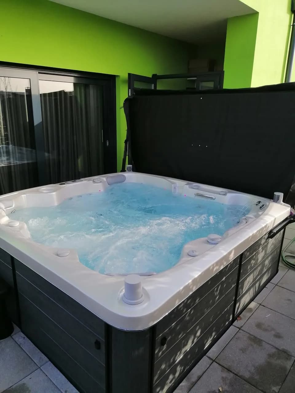 Installation d'un spa Hølen Full option à Huningue, autre vue du chantier