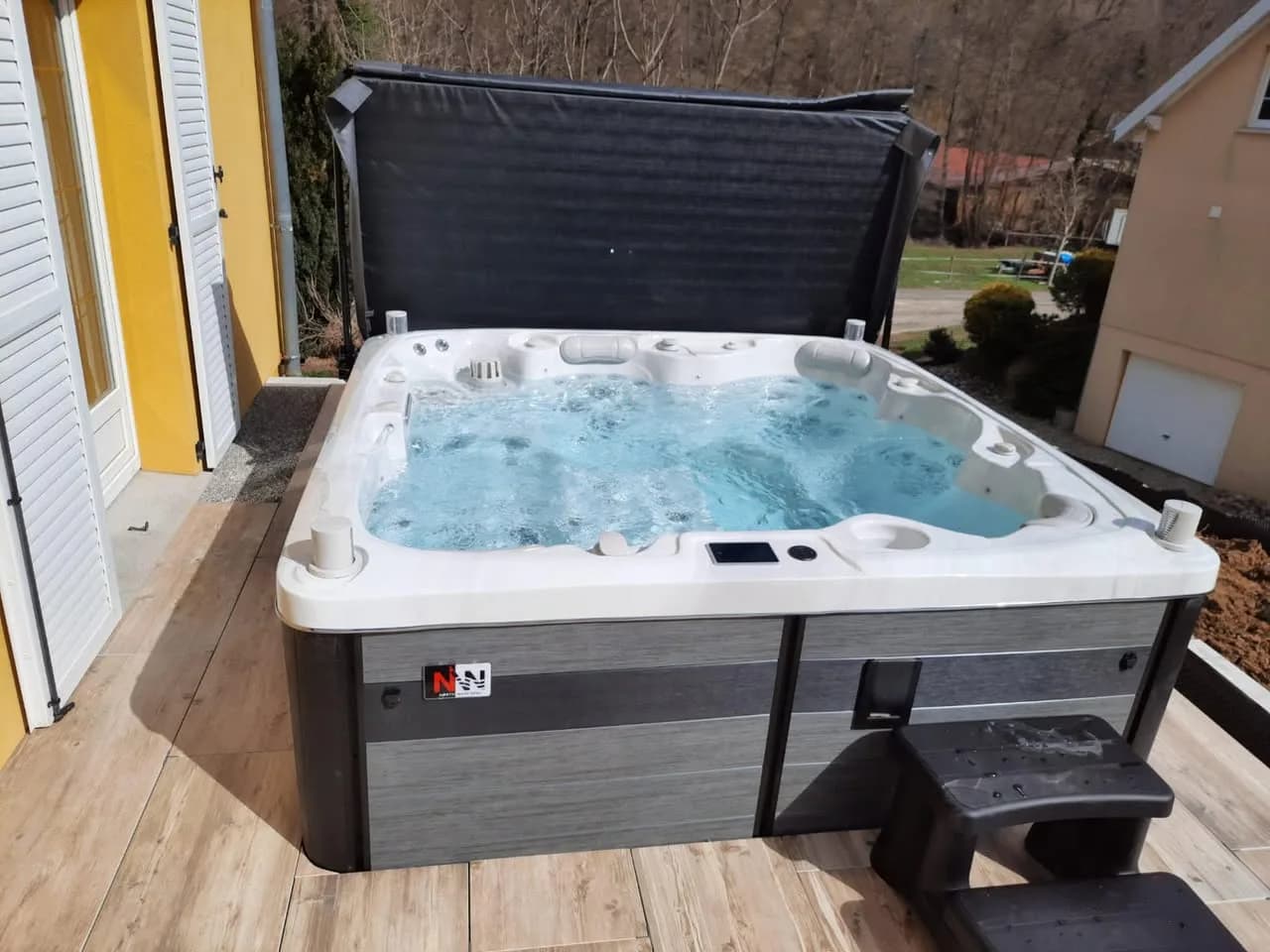 Installation d'un spa Hølen Full option à Jungholtz, en semi-enterré dans une terrasse en bois