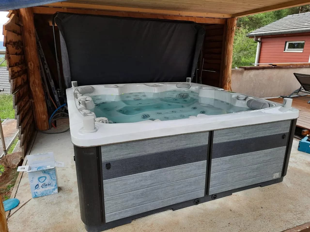 Installation d'un spa Hølen Full option à Labaroche, sous un abri en bois
