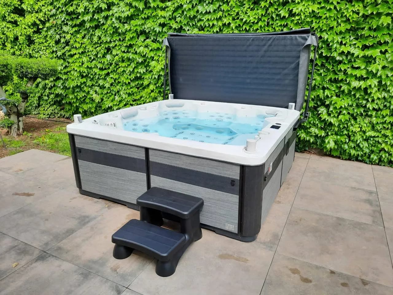 Installation d'un spa Hølen Full option à Nancy, sur une terrasse devant un mur de lierre