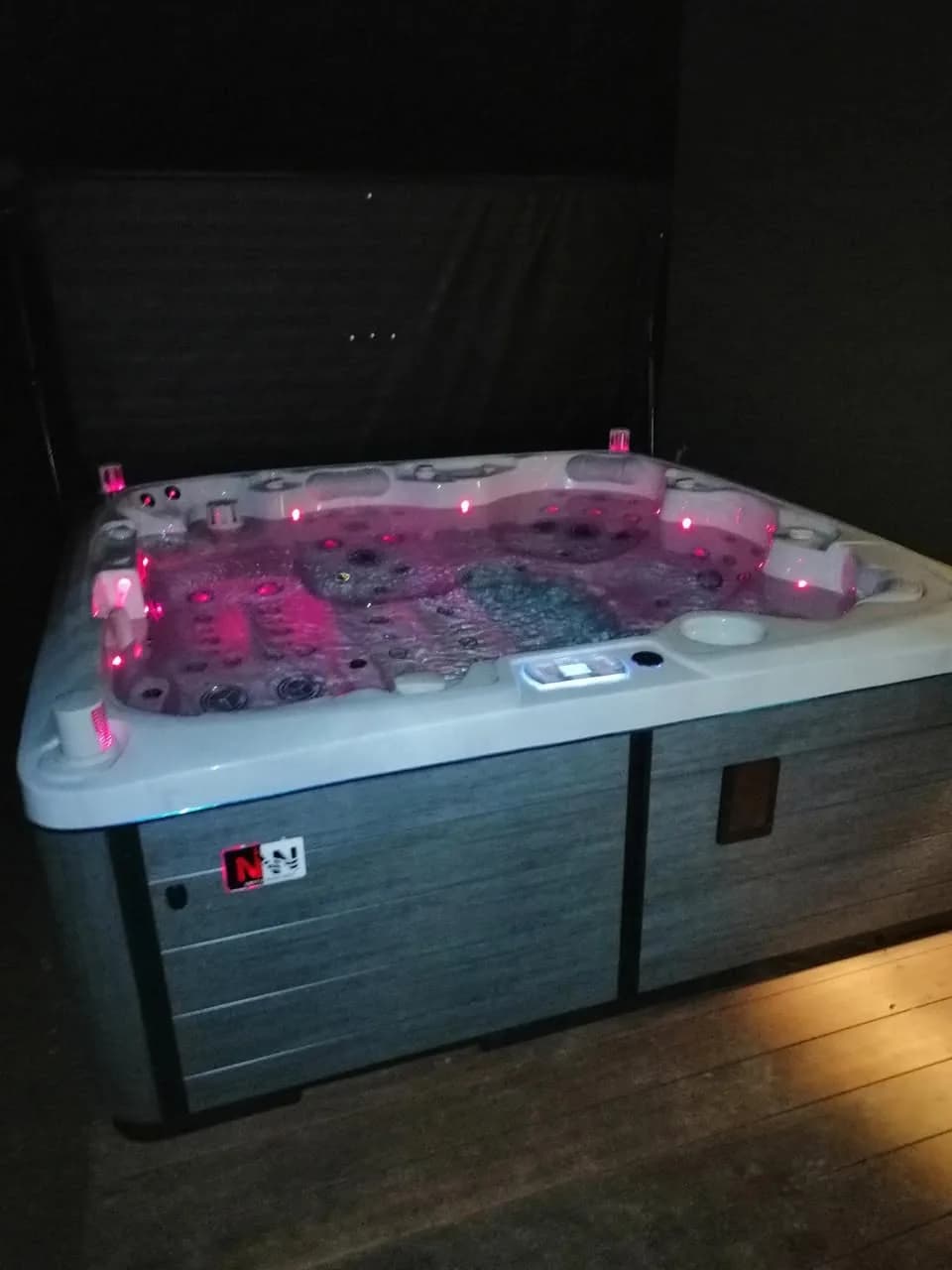 Installation d'un spa Hølen Full option à Sausheim, de nuit, éclairage LED allumé