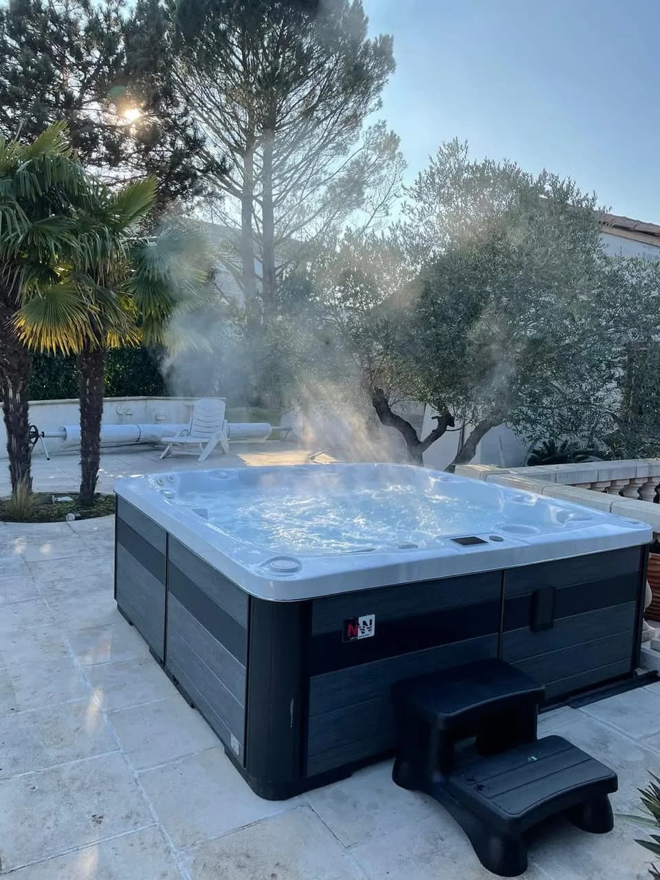 Installation d'un spa Hølen Full option à Valence, sur une terrasse dallée près d'une piscine