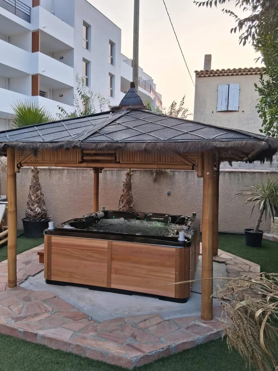 Installation d'un spa Hølen Full option à Vitrolles, sous un kiosque en bois, entourage en cèdre