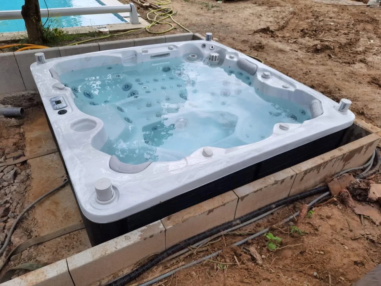 Installation d'un spa Hølen Full option à Zimmersheim, autre vue du chantier