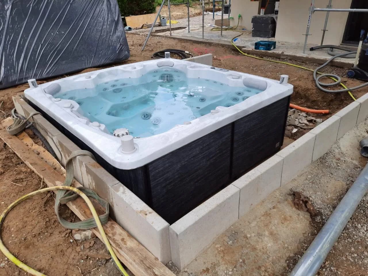 Installation d'un spa Hølen Full option à Zimmersheim, autre vue du chantier
