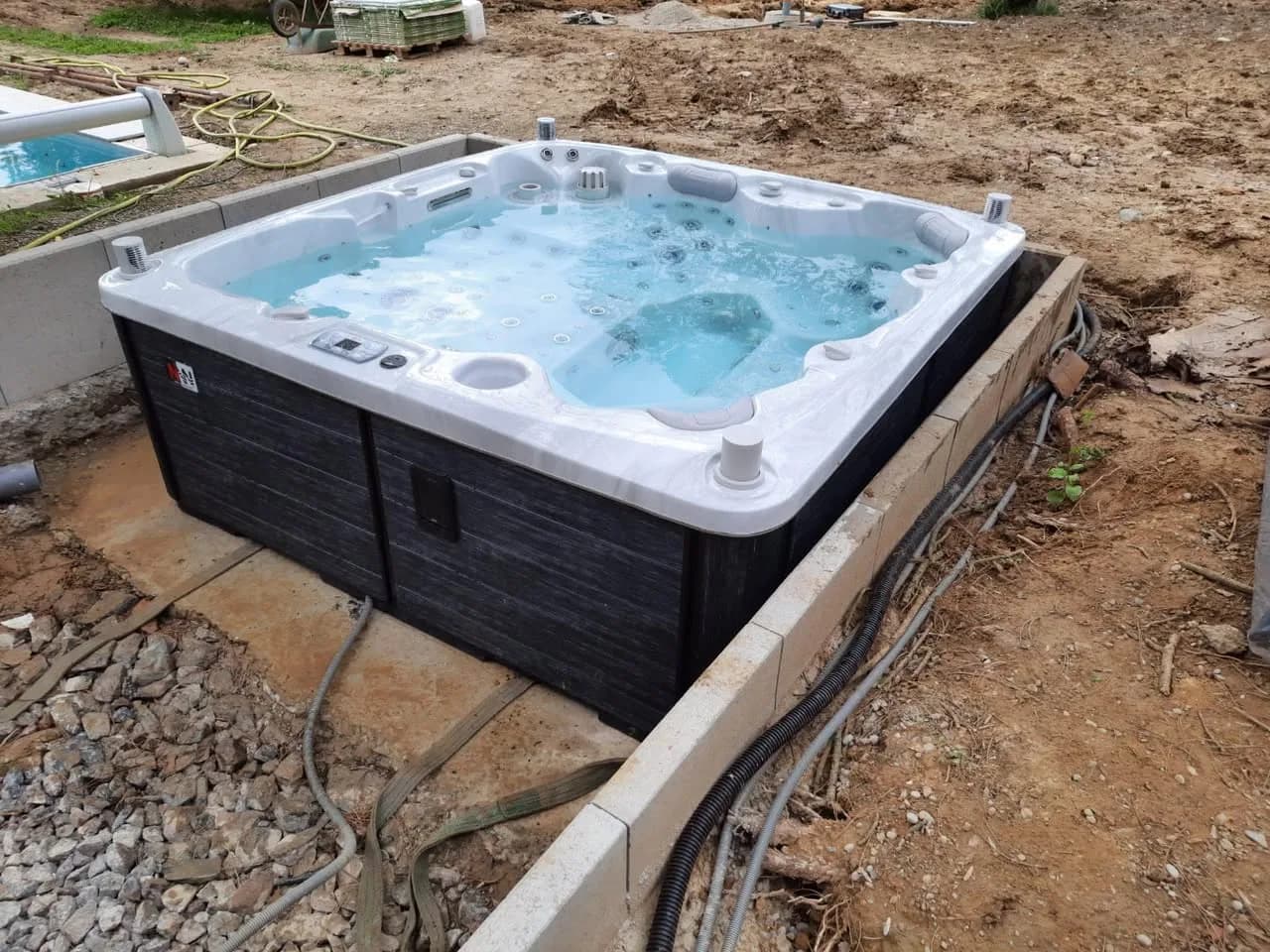 Installation d'un spa Hølen Full option à Zimmersheim, autre vue du chantier