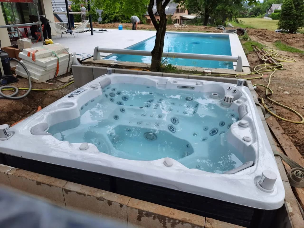 Installation d'un spa Hølen Full option à Zimmersheim, autre vue du chantier