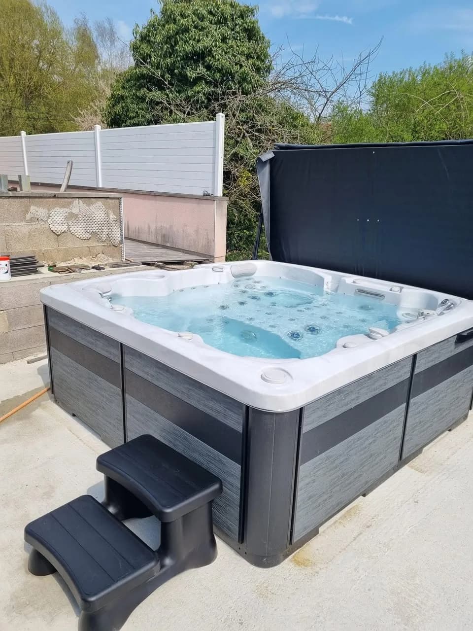 Installation d'un spa Hølen à Montauville, sur une dalle, marchepied