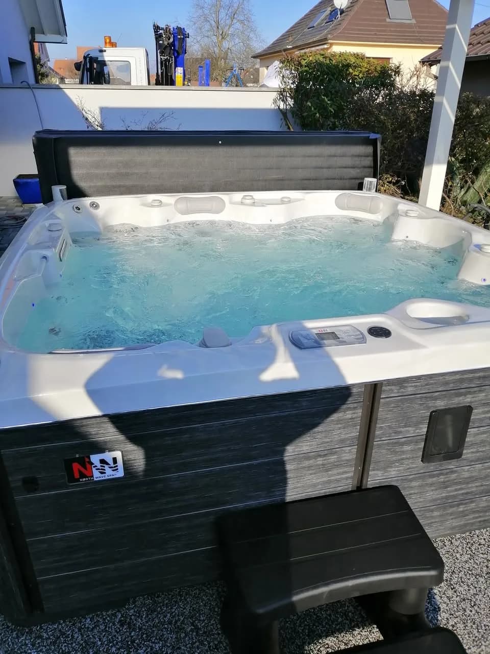 Installation d'un spa Hølen à Strasbourg, sur du gravier, marchepied